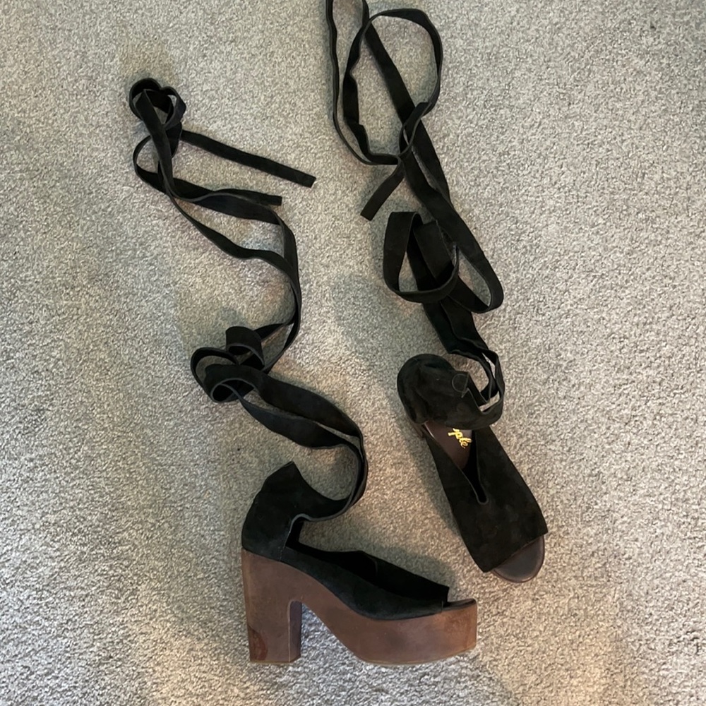 Free People Johnny Was Understated Leather Black Gladiator Platform size 40 - 9